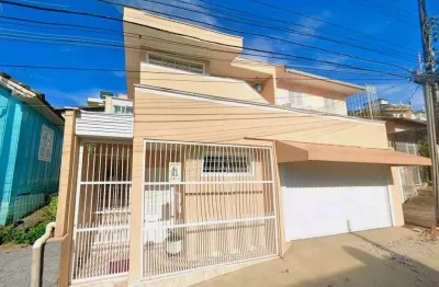 À venda | 220 m², Vista Mar, 2 pavimentos, 6 quartos e 2 vagas - Estreito, em Florianópolis.