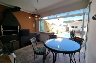 À venda | 251 m², 5 quartos, piscina privativa e 3 vagas - Pedra Branca, em Palhoça.