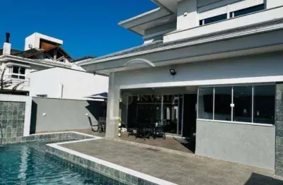 À venda | 300 m², 3 quartos, mobiliado, piscina privativa e 2 vagas - pedra branca, em palhoça.