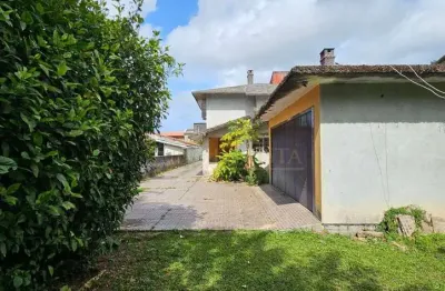 À venda | 300 m², 3 quartos (todos suítes) e 2 vagas - Barra da Lagoa, em Florianópolis.