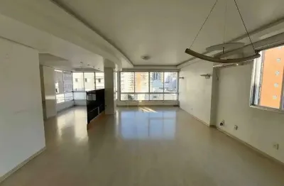 À venda | 140 m², andar alto, semi mobiliado, 3 quartos e 1 vaga - centro, em florianópolis.