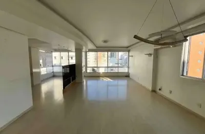 À venda | 140 m², Andar Alto, Semi Mobiliado, 3 quartos e 1 vaga - Centro, em Florianópolis.