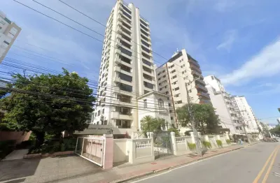 Semi mobiliado, 3 quartos sendo 1 suíte, 1 vaga de garagem - á venda no centro de florianópolis