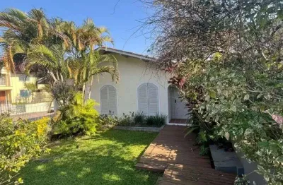 À venda | Casa de 135 m², Edícula com Churrasqueira, 3 quartos e 2 vagas - Bom Abrigo, em Florianópolis.