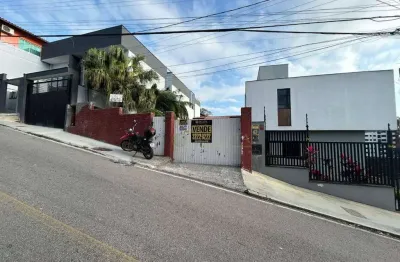 À venda | Casa com 140 m² - 4 quartos, Terraço com Vista Mar, 4 vagas - Agronômica, em Florianópolis.