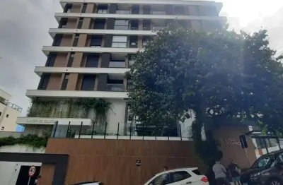 Locação | 80 m², 3 quartos (todos suítes), sacada com churrasqueira e 2 vagas - centro, em florianópolis.