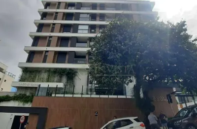 Locação | 80 m², 3 quartos (todos suítes), sacada com churrasqueira e 2 vagas - centro, em florianópolis.