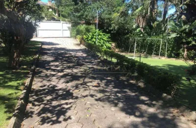 À venda | 5632 m², 4 quartos (todos suítes), piscina e 4 vagas - sambaqui, em florianópolis.