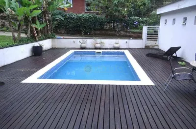 À venda | 5632 m², 4 quartos (todos suítes), piscina e 4 vagas - sambaqui, em florianópolis.