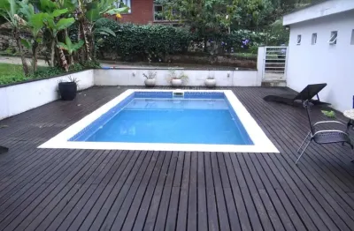 À venda | 5632 m², 4 quartos (todos suítes), piscina e 4 vagas - sambaqui, em florianópolis.