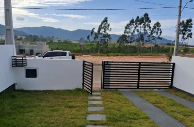 À venda | sobrado de 75 m², 2 quartos (ambos suítes) e 2 vagas - areias de baixo, em governador celso ramos.