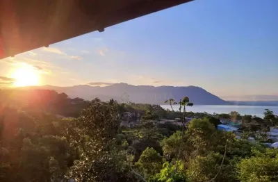 À venda | casa de 210 m², vista mar, 3 quartos, varanda gourmet e 2 vagas - ribeirão da ilha, em florianópolis.