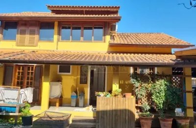 À venda | 290 m², 4 quartos, piscina privativa e 5 vagas - rio tavares, em florianópolis.