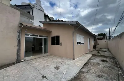 À venda | Casa de 120 m², Varanda Gourmet, Piscina, 3 quartos e 2 vagas - Capoeiras, em Florianópolis.