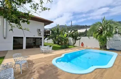 Locação | casa de 5 quartos, 319 m², piscina, sacada, varanda gourmet e 2 vagas - itacorubi, em florianópolis.