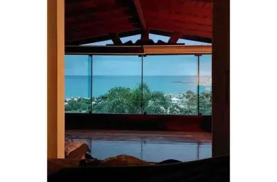 Casa com 3 quartos à venda, Hidromassagem, Vista Panorâmica do Mar e 2 vagas - Praia da Armação, em Florianópolis.