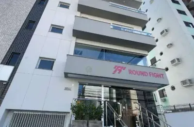 Apartamento com 2 suítes à venda em florianópolis, sacada e 1 vaga - bairro centro, próximo à av. rio branco.