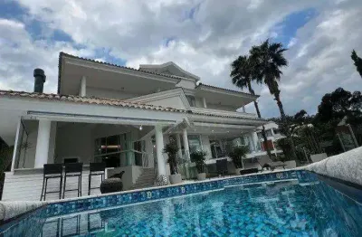 Mansão com 5 suítes à venda em florianópolis/sc, condomínio fechado, 991 m², elevador, piscina e 4 vagas - bairro cacupé.