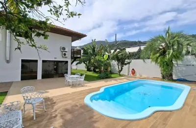 Casa com 5 quartos para alugar em florianópolis, 319 m², piscina, sacada, varanda gourmet e 2 vagas - bairro itacorubi,