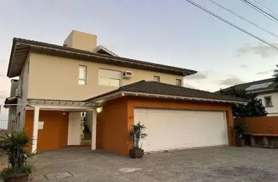 Casa com 4 quartos para Alugar em Florianópolis, Varanda Gourmet, Piscina e 4 vagas - Lot. Saulo Ramos.