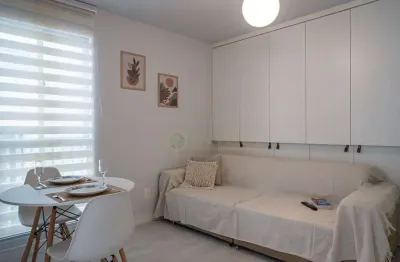 Apartamento com 2 quartos à venda próximo à ufsc, semi mobiliado, 52 m² e 1 vaga - bairro itacorubi, em florianópolis.