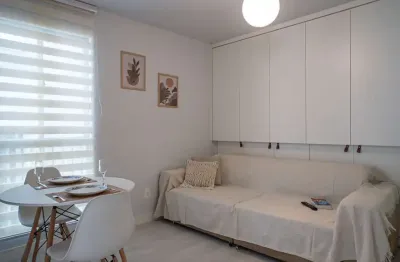 Apartamento com 2 quartos à venda próximo à ufsc, semi mobiliado, 52 m² e 1 vaga - bairro itacorubi, em florianópolis.