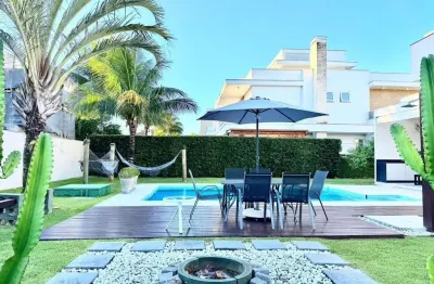 Locação | 330 m², Piscina Privativa, Lareira, 3 quartos e 4 vagas - Jurerê Internacional, Florianópolis.