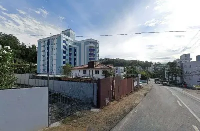 Apartamento com 2 quartos à venda em florianópolis, sacada com churrasqueira e 1 vaga - bairro carvoeira, próximo à ufsc.