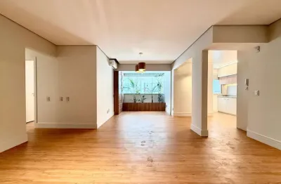 Apartamento com 3 quartos em florianópolis! semi mobiliado, reformado e 2 vagas - rua esteves junior, bairro centro.