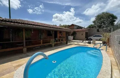 Casa com 3 quartos e piscina em Florianópolis! Edícula, Área com Churrasqueira e 2 vagas - Praia do Campeche.