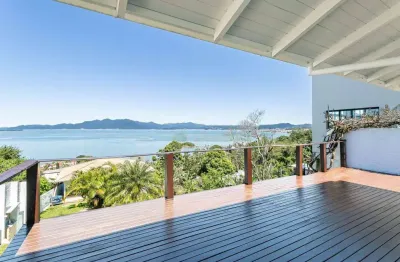 Casa com 3 quartos em florianópolis! deck vista mar, mobiliado e 8 vagas de garagem - bairro josé mendes.