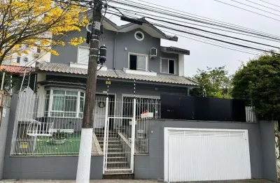 Casa com 4 quartos em Florianópolis! Hidromassagem, Mobiliado e 2 vagas - Bairro Estreito.