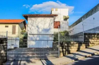 Casa com 6 quartos em florianópolis! academia, churrasqueira e 3 vagas - bairro trindade, próximo à ufsc.