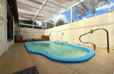 Casa com 4 quartos para Alugar em Florianópolis! Piscina Privativa, Churrasqueira e 9 vagas - Bairro Rio Tavares.