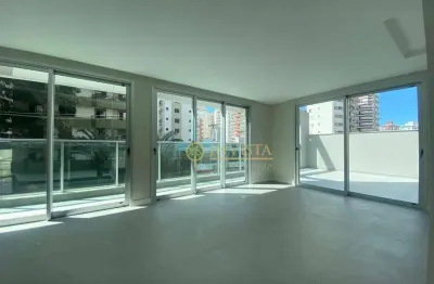 Novo com terraço privativo, 3 quartos e 2 vagas à venda no centro de florianópolis.