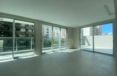 Novo com terraço privativo, 3 quartos e 2 vagas à venda no centro de florianópolis.