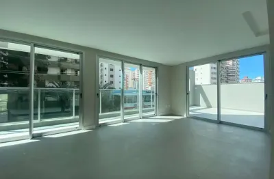 Novo com terraço privativo, 3 quartos e 2 vagas à venda no centro de florianópolis.