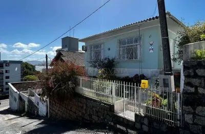 Casa com 3 quartos à venda em florianópolis! vista mar, semi mobiliado e 1 vaga de garagem - bairro estreito.