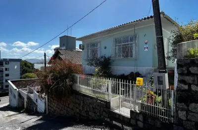 Casa com 3 quartos à venda em Florianópolis! Vista Mar, Semi Mobiliado e 1 vaga de garagem - Bairro Estreito.