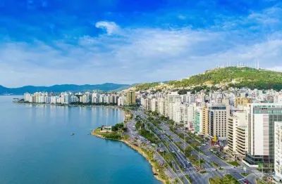 Apartamento com 4 quartos de frente para o mar em florianópolis! mobiliado, sacada panorâmica e 2 vagas - av. beira mar norte, bairro agronômica.