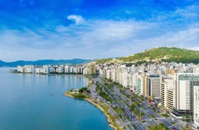 Apartamento com 4 quartos de frente para o mar em florianópolis! mobiliado, sacada panorâmica e 2 vagas - av. beira mar norte, bairro agronômica.