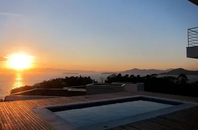 Casa em condomínio fechado para alugar em florianópolis/sc! piscina, vista mar, 4 suítes e 5 vagas - bairro cacupé.