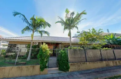 Casa com 3 quartos à venda em Florianópolis/SC! Piscina Privativa, churrasqueira e 2 vagas - Bairro Estreito.