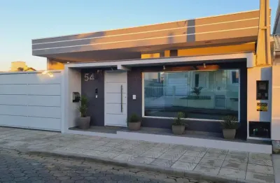 Casa de Alto Padrão com Piscina à venda em Florianópolis/SC!