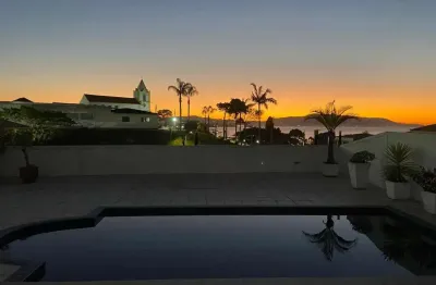 Casa com 3 suítes e piscina privativa para alugar em são josé/sc!