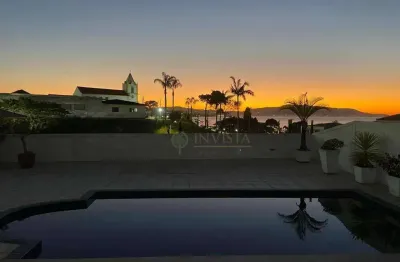 Casa com 3 suítes e piscina privativa para Alugar em São José/SC!