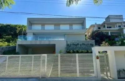 Casa com piscina privativa e vista mar em florianópolis/sc! 5 suítes, alto padrão, churrasqueira e 6 vagas - praia brava.