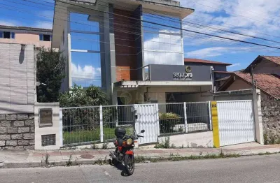 Casa com Viabilidade Comercial e Residencial à venda em Florianópolis/SC.