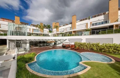 Casa em condomínio fechado com 4 suítes à venda no Cacupé, em Florianópolis/SC.