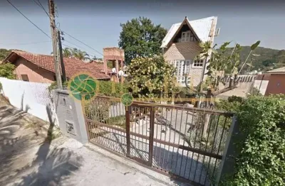 À venda | 117m² de área construída, 3 pavimentos, 2 quartos e área externa - Lagoa da Conceição, em Florianópolis.